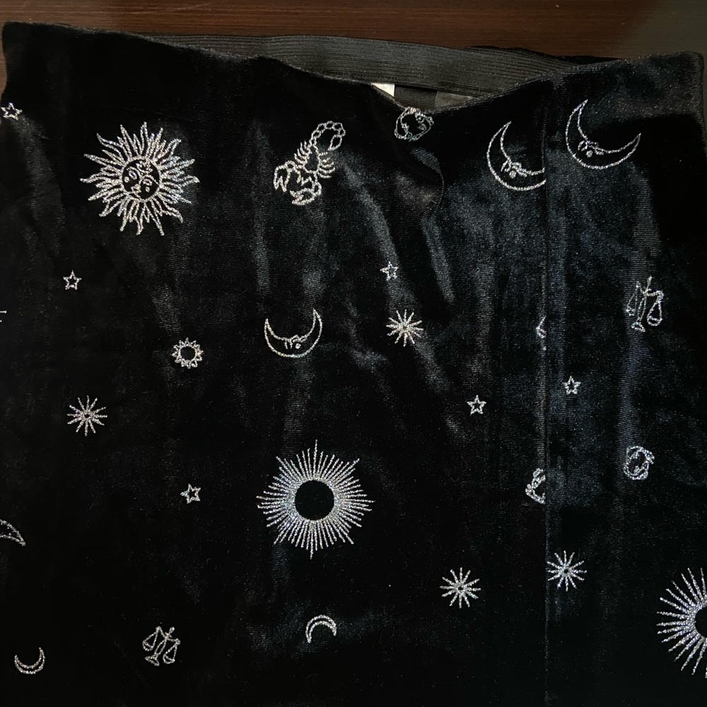 H&M black velvet skirt - Picture 6 of 11